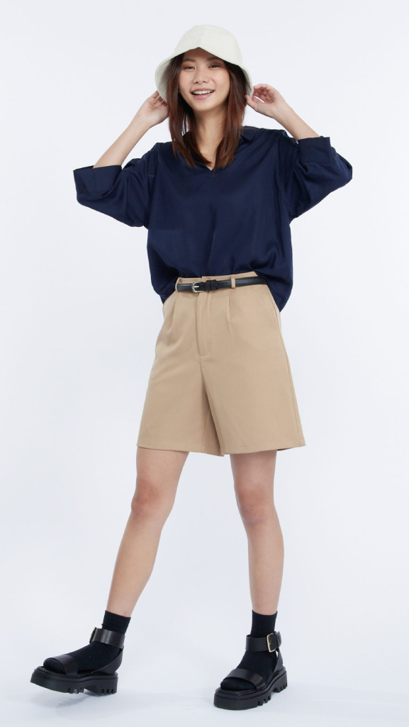 High-waisted pleated shorts with a V-neck shirt